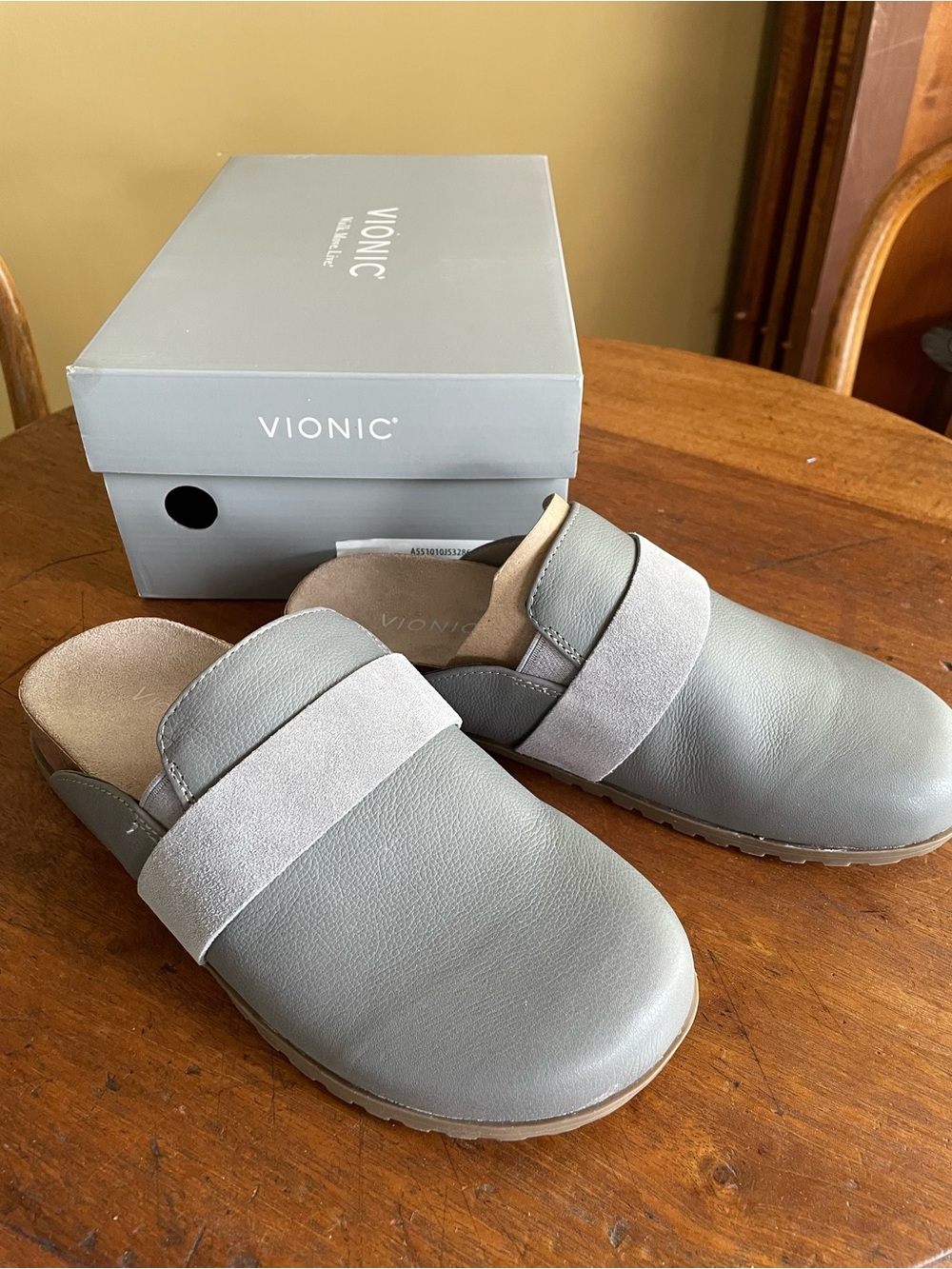 Vionic Women's Light Gray Slip-On Clogs